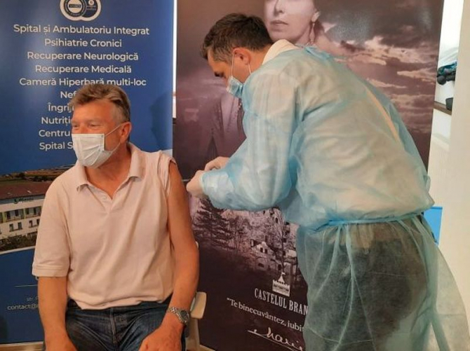 Valeriu Gheorghiță participă la campania de vaccinare de la Castelul Bran. Foto: Ro Vaccinare / Facebook