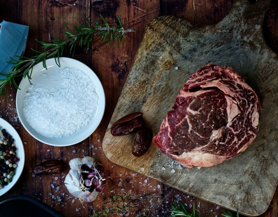 Cum frăgezești carnea cu bicarbonat de sodiu. Foto: Unsplash / Katryna