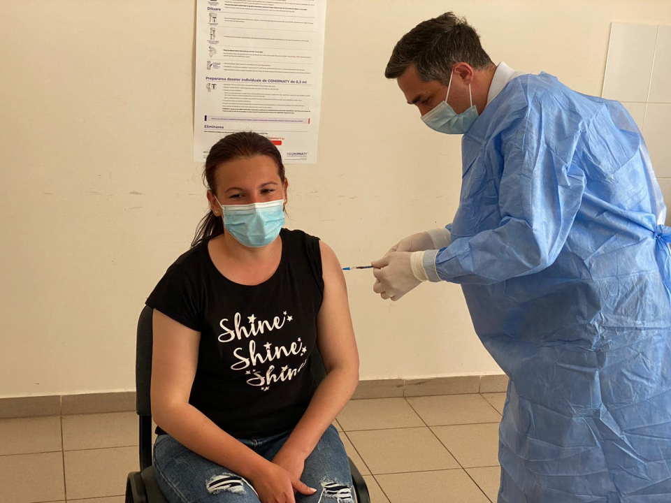Valeriu Gheorghiță a vaccinat în comuna natală,  Izvoru   Foto: Ro Vaccinare