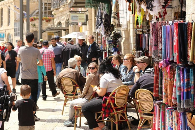 Israelienii au mai scăpat de o restricție: nu mai poartă măști nici în interior.  Foto: Piața din Ierusalim