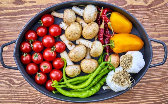 Roșiile, ardeii iuți și usturoiul nu trebuie consumate pe stomacul gol. Foto: Pixabay