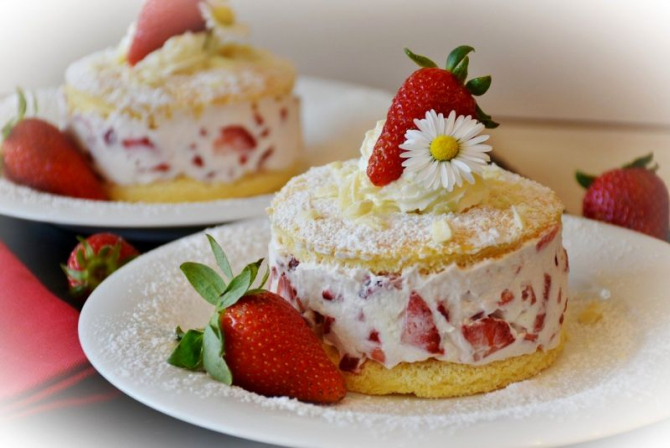 Tort de căpșuni cu brânză. Foto: Pixabay