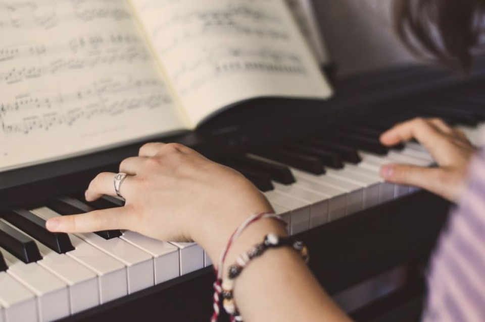 O sonată pentru două piane a lii Mozart reduce frecvența crizelor epileptice. Foto: Pixabay