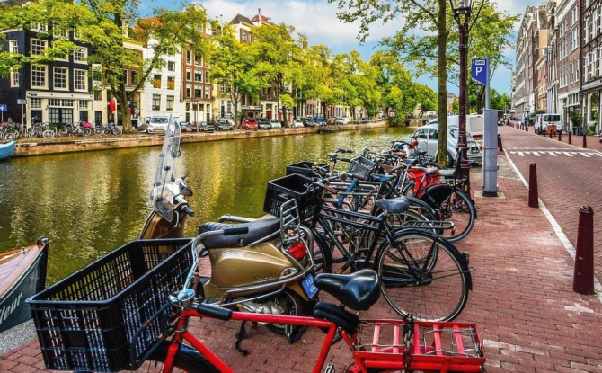 În Amsterdam e greu să găsești loc de parcare pentru biciclete. Foto: PIxabay