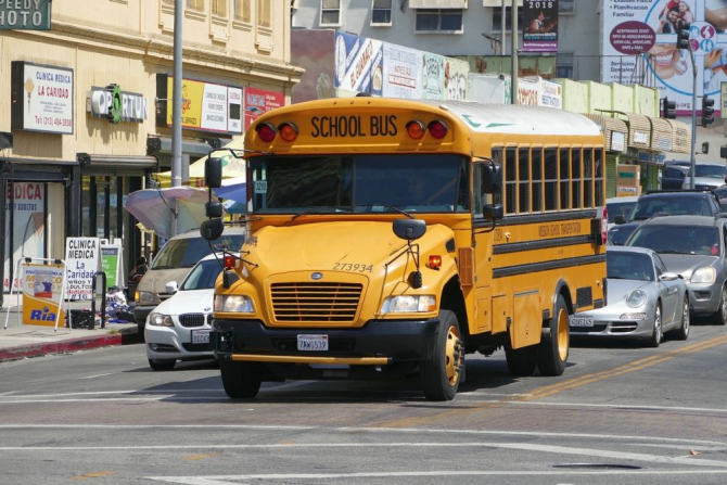 Autobuzele școlare sunt sigure pentru elevi. Foto: Pixabay