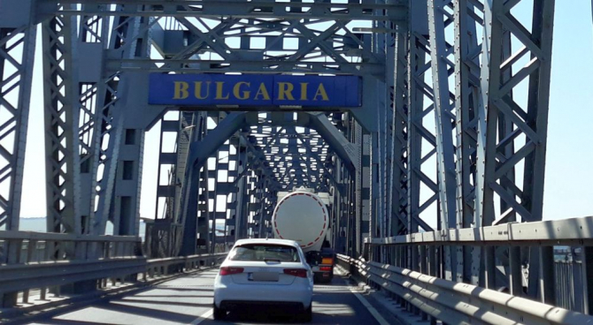 Trecerea frontierei în Bulgaria pe podul de la Giurgiu-Ruse. Foto: Dana Lascu 
