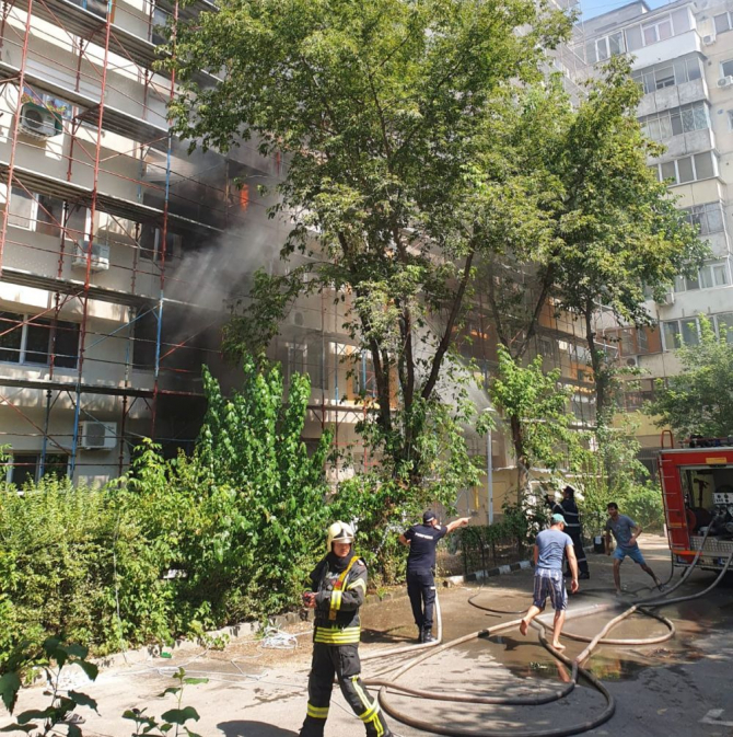 Incendiul a afectat două laturi ale blocului. Foto: ISUBIF