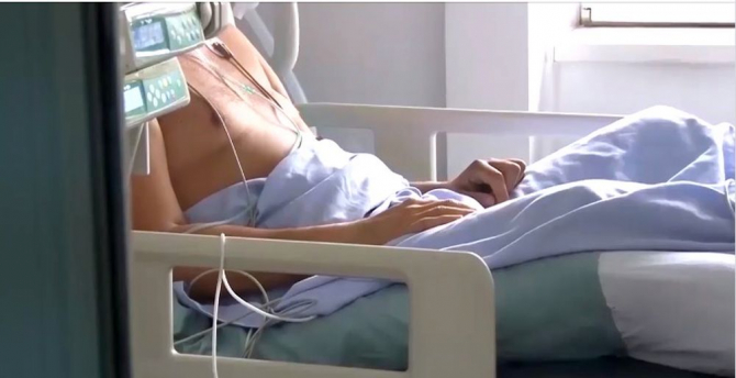 Tânărul se luptă și acum pe patul de spital. Foto: Print screen # Ro Vaccinare