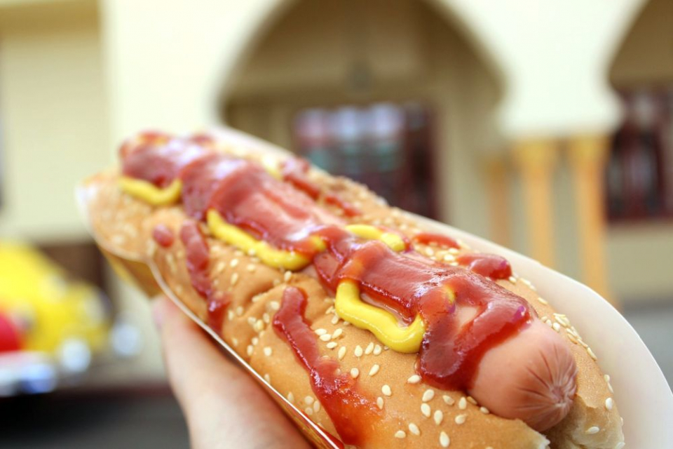 Un hot dog îți răpește 36 de minute din viață. Foto: Pixabay