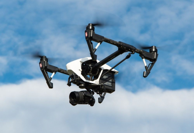 O dronă poate distribui un defribilator unui pacient în stop cardiac. Foto: Pixabay