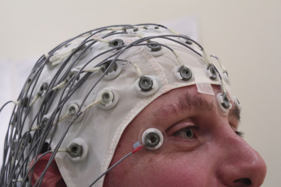 Cască EEG. Foto: Chris Hope / Flickr