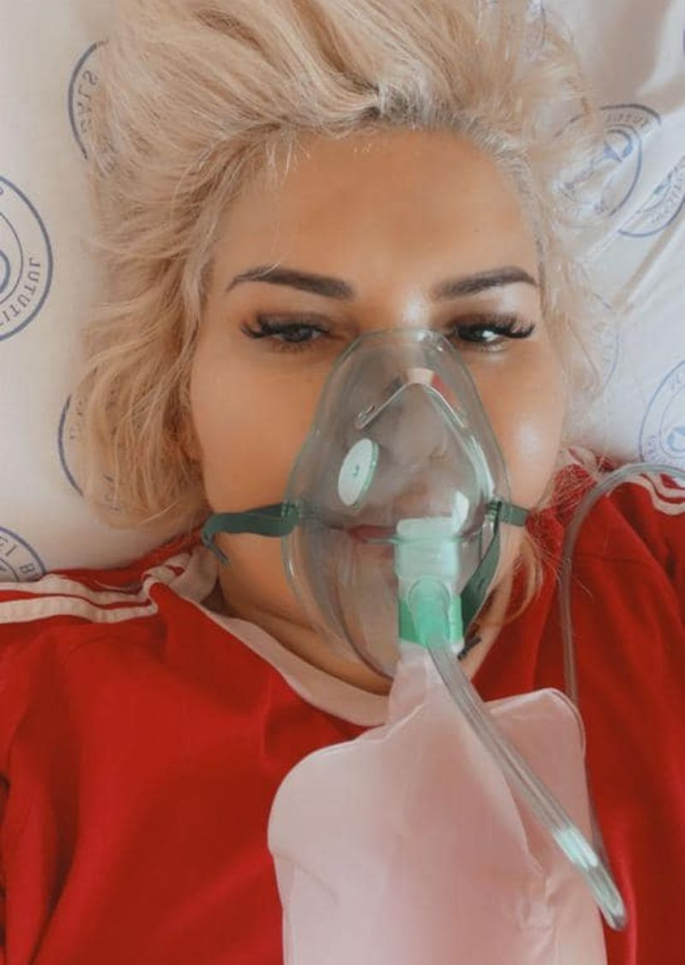 Viorica din Clejani a avut nevoie de masca cu oxigen. Foto: Facebook / pagina personală