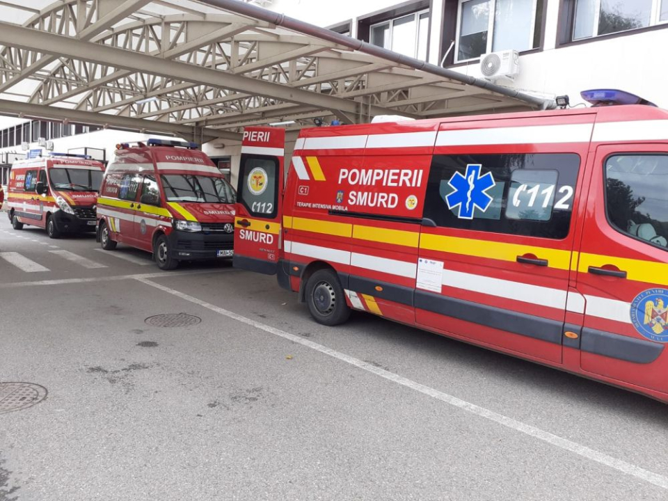 Coadă de ambulanțe în fața Spitalului Județean Arad. Foto: Spitalul Județean Arad / Facebook