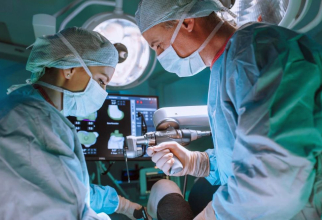 Protezarea articulațiilor cu ajutorul robotului aduce pacienților numeroase avantaje