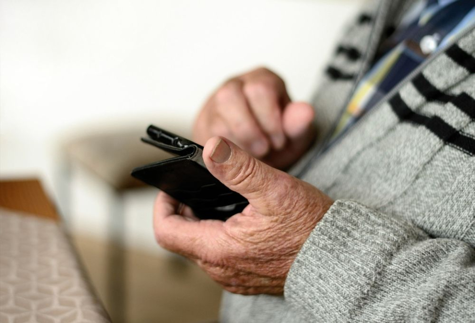Bătrânii cu forme ușoare de demență, inclusiv Alzheimer, pot învăța să folosească smartphone-uri. Foto: Pixabay