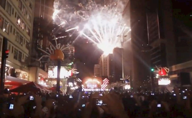 În fiecare an, de Revelion, pe bulevardul principal din Sao Paulo, Avenida Paulista, se adunau cel puțin 2 milioane de oameni. Foto: Print screen video Rodrigo Guidotti / Youtube