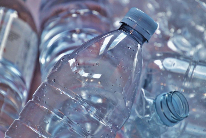 O substanță care întărește plasticul pe care-l folosim ne crește riscul de boli cardiovasculare. Foto: Pixabay