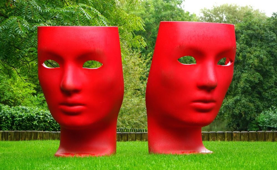 Oamenii care sunt introvertiți și extrovertiți în același timp arată de parcă ar avea două fețe diametral opuse. Foto: Pixabay