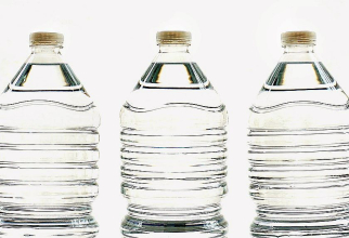 Sticlele de apă au de fapt termen de valabiliktate, nu apa în sine. Foto: Suzy Hazelwood, de la Pexels