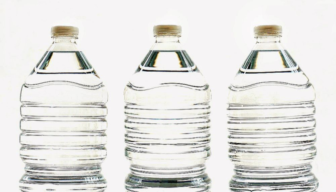 Sticlele de apă au de fapt termen de valabiliktate, nu apa în sine. Foto: Suzy Hazelwood, de la Pexels