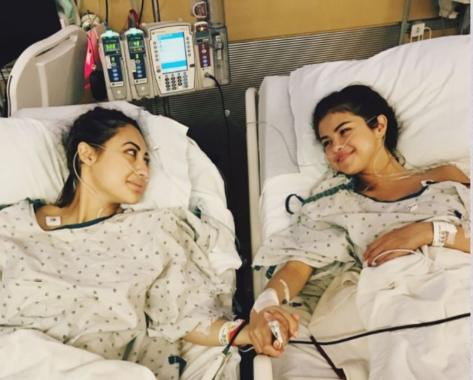 Selena Gomez (dreapta) care avea rinichii distruși de Lupus a priimit unul de la o prietenă de-a ei, în 2017. Foto: Instagram / contul personal