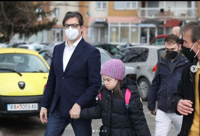 Președintele a ținut-o de mână pe micuța Embla pe drumul spre școală. Foto: Stevo Pendarovski / Instagram