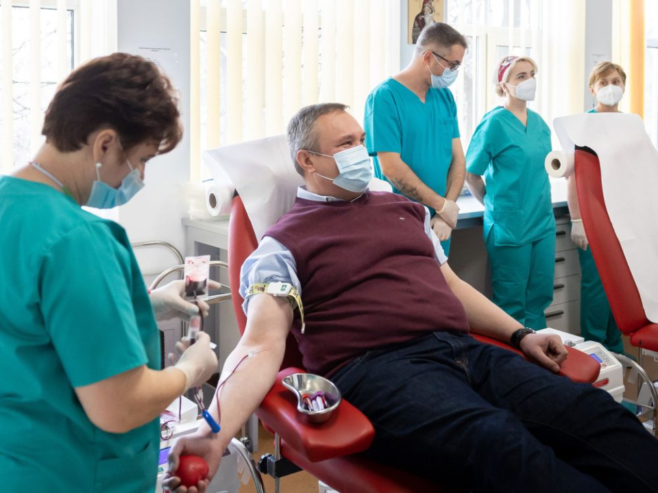 Premierul Nicolae Ciucă a donat sânge pentru răniții din Ucraina. Foto: Guvernul României