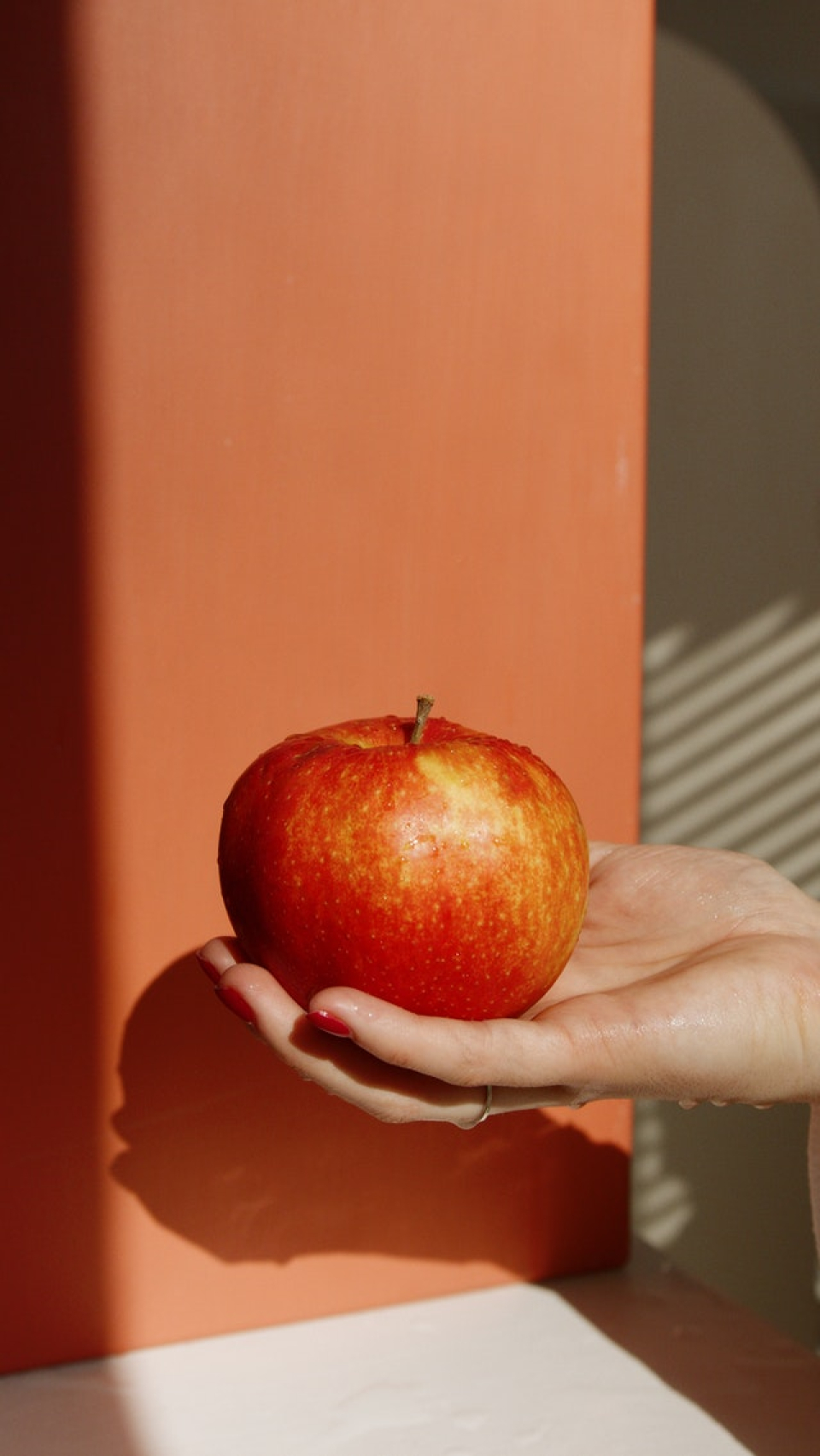 Mărul este benefic pentru sănătate     Photo by Anna Nekrashevich from Pexels