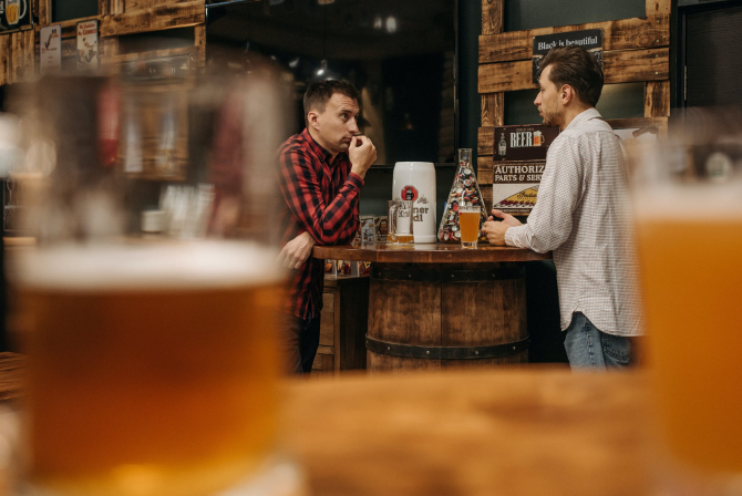 Consumul de bere te poate imbatrani. FOTO Pexels @Pavel Danilyuk