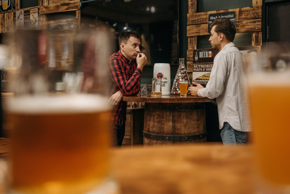Consumul de bere te poate imbatrani. FOTO Pexels @Pavel Danilyuk