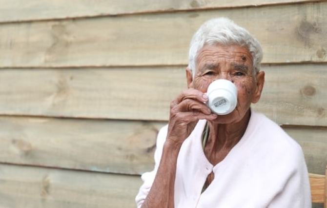 Ce beau cei mai longevivi oameni din lume. Cinci obiceiuri care îți prelungesc viața. Foto Unsplash/  autor  Laura Margarita Cedeño