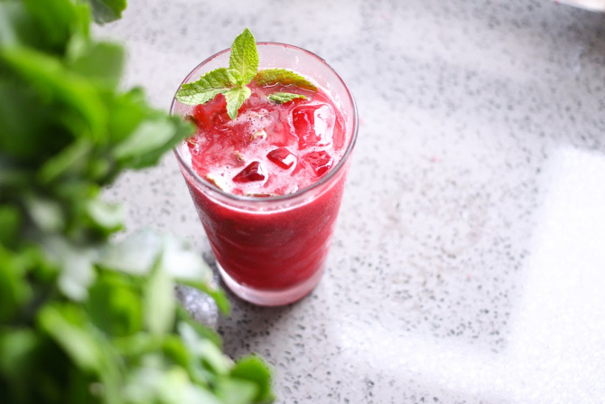 detox cu smoothie de pepene rosu. FOTO Pexels @ Roman Odintsov