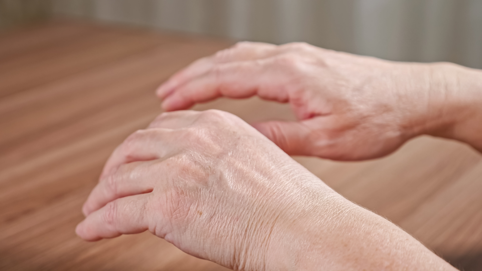 Tremuratul mâinilor, cauze și tratament. Poate indica grave | DCMedical.ro