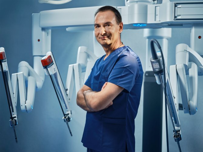 PREMIERĂ în chirurgia robotică: Pacientă cu hernie incizională gigantă, operată robotic prin cea mai modernă tehnică chirurgicală de reconstrucție a peretelui abdominal