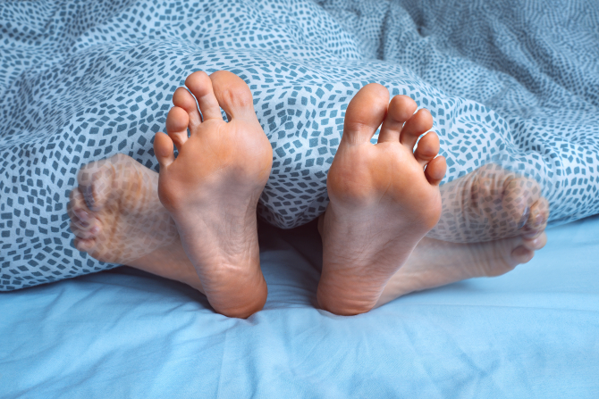 sindromul picioarelor nelinistite - FOTO: Freepick@dariakulkova