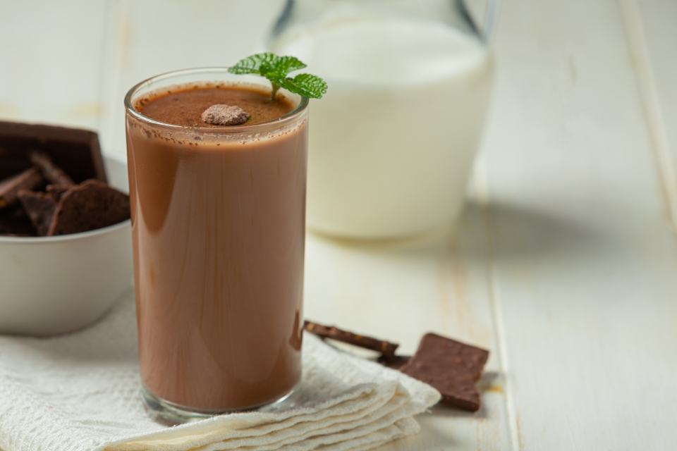 Ce se întâmplă când bei cacao cu lapte sau ciocolată caldă - Foto: Freepick @jcomp