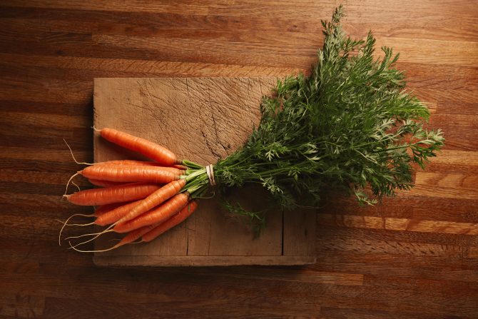 1. -imagine fara descriere- (bunch-fresh-carrots-weathered-old-cutting-board-with-deep-cuts-beautiful-wooden-brown-table-top-view_58349600.jpg)