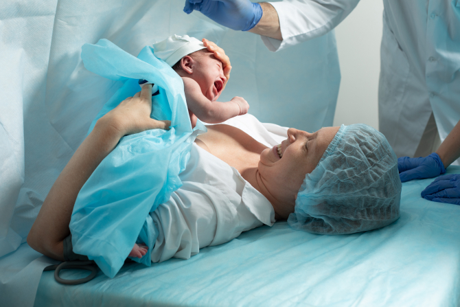 Intri trează în sala de operație purtând în pântece un bebeluș. Mamă ce ai născut prin cezariană, ești o puternică! - Foto: Freepick @oksix