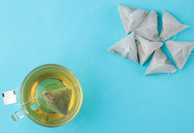 Pune două plicuri de ceai verde în frigider: trucul magic pentru a elimina cearcănele. Foto: Freepick @MK-studio