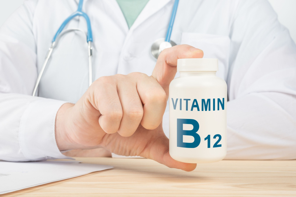 vitamina b12 cobalamina. FOTO: Freepik @muravev