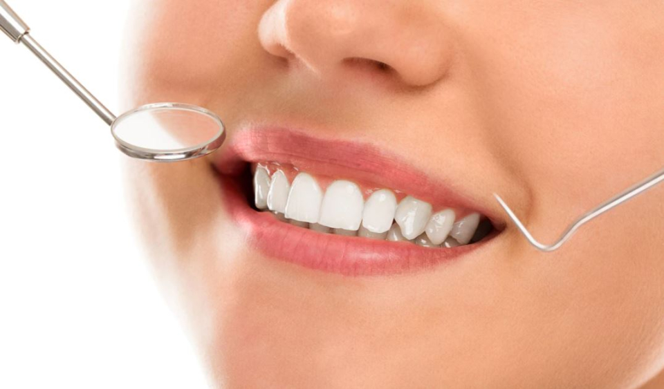 Cinci grupe de alimente pot provoca pierderea dinților.  Foto: Freepick @Racool_studio