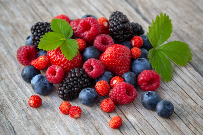 2. -imagine fara descriere- (fresh-strawberries-blueberries-blackberries-raspberries-wood-background_02936700.jpg)