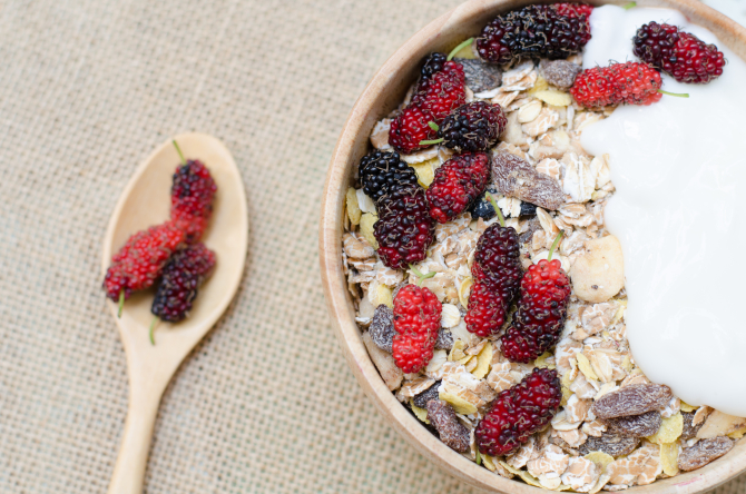 2. -imagine fara descriere- (homemade-yogurt-with-oat-flakes-fruits-bowl-wooden-table_95096000.jpg)