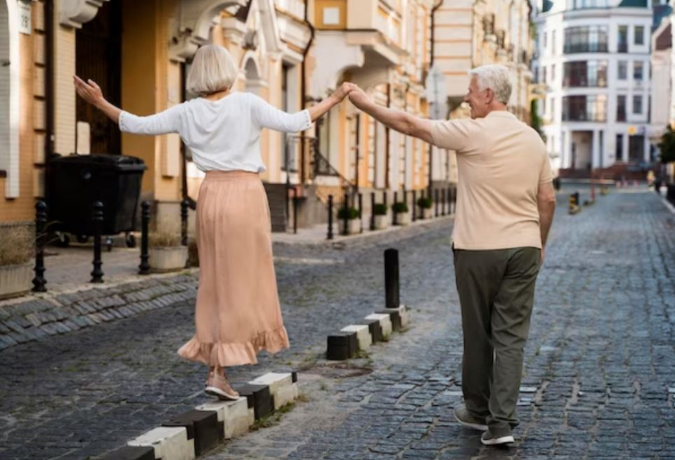 De ce unii oameni trăiesc până la 100 de ani? Cum știința explică longevitatea. Foto: Freepick @freepik