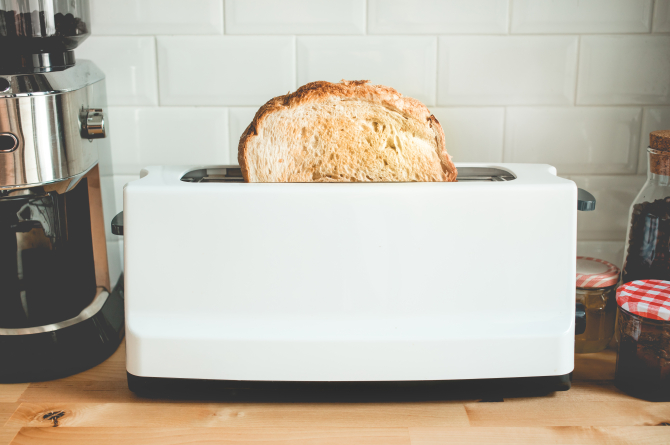 2. -imagine fara descriere- (closeup-cooking-bread-with-toaster-counter-bar-kitchen-morning_29496900.jpg)