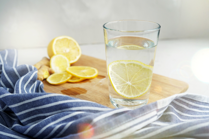 2. -imagine fara descriere- (refreshing-drink-with-lemon-warm-water-with-slice-lemon-blue-napkin_34980600.jpg)