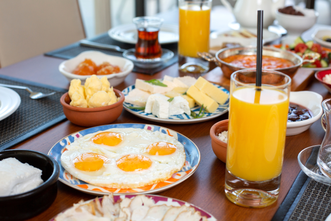 2. -imagine fara descriere- (front-view-breakfast-table-with-eggs-buns-cheese-fresh-juice-restaurant-during-daytime-food-meal-breakfast-2_82225800.jpg)