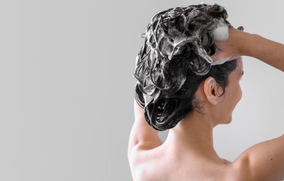 Șamponul pentru creșterea părului: între adevăr și mituri. Foto: Freepick @freepik