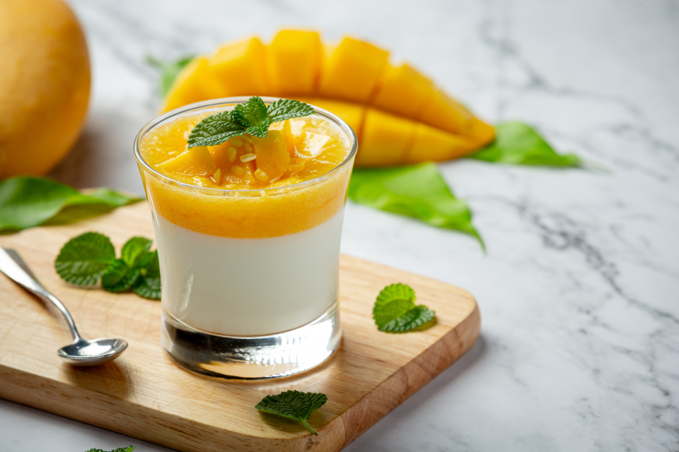 Ghiveci în straturi de mango și iaurt - Foto: Freepick @jcomp