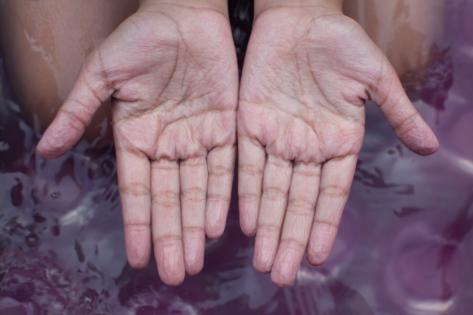 De ce se încrețește pielea când intrăm în apa - Foto: Freepik @suwanphoto